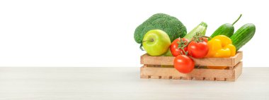 Taze sebzeler, meyveler, beyaz masa üzerindeki ahşap kutuda yiyecek. yemek teslimatı konsepti.