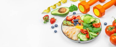 Böğürtlenli, domatesli, tavuklu, avokadolu ve karışık sebzeli sağlıklı salata kasesi. Diyet planı, menü veya program yaşam tarzı kavramı.