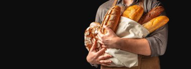 Taze pişmiş glütensiz ekmek çeşitleri. Elinde ekmek tutan adam.,