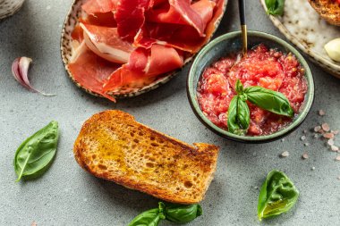İtalyan aperatifleri kahvaltıda fesleğen ve domatesli bruschetta..