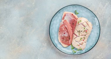 Çiğ ördek göğsü fileto hafif arka planda taze et. Üst Manzara. metin için boşluk kopyala.