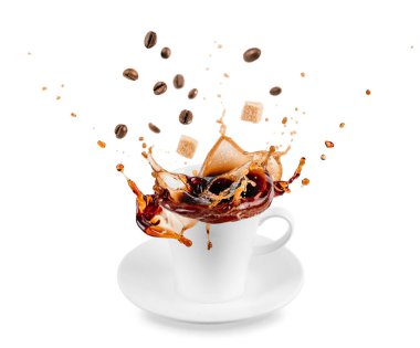 Kahve fincanı sıçraması. Kahve çekirdekleri, beyaz kahve fincanından sıçrıyor..