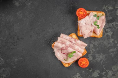 İki açık sandviç jambonlu domuz eti sosisi. Taze yemek. Üst Manzara. metin için boşluk kopyala.