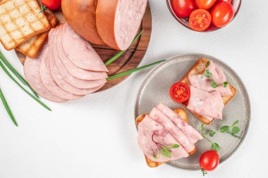 Kaynamış sosisli ve domatesli lezzetli sandviçler..