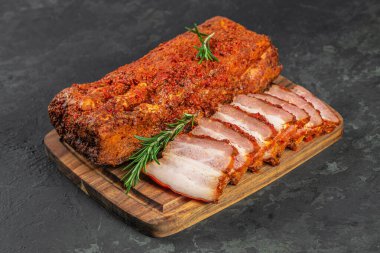 Domuz pastırması, domuz eti dilimleri, dilim dilim et, baharatlı domuz yağı..