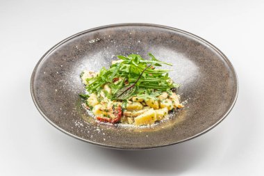 İtalyan geleneksel patates gnocchi füme domuz pastırması, roka, parmesan peyniri. Üst Manzara. Boşluğu kopyala,