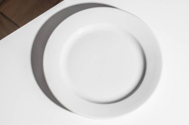 Beyaz boş tabak. Yiyecek için seramik beyaz düz tabak.