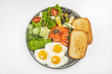 Tütsülenmiş somonla kahvaltı, güneşli yan yumurtalar, avokado sebzeleri salata ve tost, pankart, menü, yemek tarifi fotokopi alanı, üst manzara.