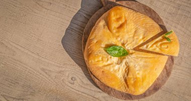 Delikli bir peynir kafası. Lezzetli süt ürünleri. Üst Manzara. metin için boşluk kopyala.