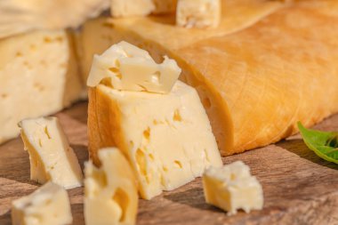 Lezzetli İsviçre peynirli tahta. Tatmak ya da aperatif olarak peynir tabağı..