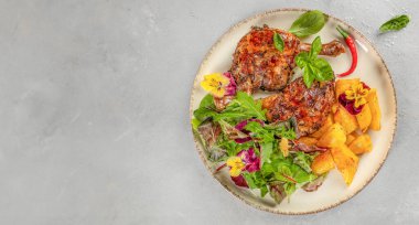 Lezzetli kızarmış ördek budu, patates ve salata. Şükran Günü için şenlik yemeği. Üst Manzara. metin için boşluk kopyala.