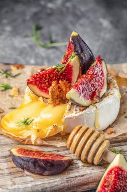 İncirli, fındıklı ve ballı fırında peynir, lezzetli dengeli gıda konsepti..