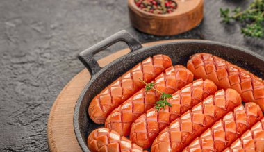 Tavada ızgara sosis. afiş, menü, tarif kopyalama alanı, üst görünüm.