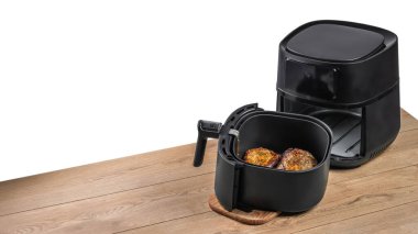 Beyaz arka planda izole edilmiş ahşap bir masada, kurutulmuş domuz bifteği. Üst görünüm, kırpma yolu.