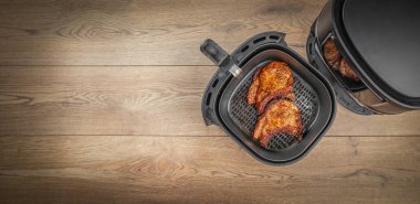 Fıstıkta taze, lezzetli biftekler. Sepetin içinde sıcak hava dolaşarak yağsız. Uzun afiş biçimi. Üst Manzara. Boşluğu kopyala.