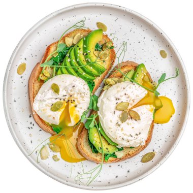 Avokado sandviçi, haşlanmış yumurta ve beyaz arka planda izole edilmiş tabakta akan yumurta sarısı. en üstteki görünüm.