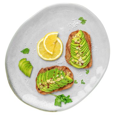 Avokado tostları, beyaz arka planda izole edilmiş avokado dilimli sağlıklı kahvaltı ekmeği. en üstteki görünüm.