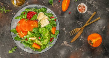 Taze yeşillikli hurma salatası, avokado, peynir ve nar..