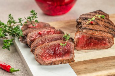 Dilimlenmiş biftekli orta pişmiş. Restoran menüsü, diyet, yemek kitabı tarifi üst görünümü.