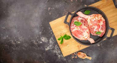 Koyu bir arka planda bitkilerle birlikte taze ördek bacağı eti. Üst Manzara. metin için boşluk kopyala.