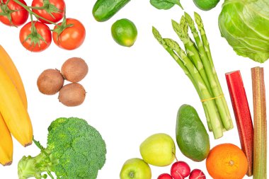 Farklı taze meyve ve sebzeler. Sağlıklı, temiz bir vejetaryen yemeği, beyaza ayrılmış, üst manzara..