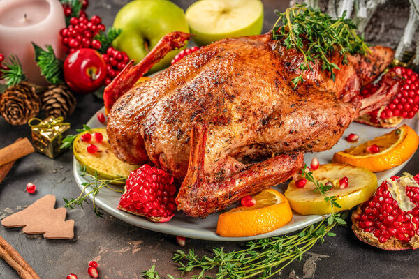 Рождественская утка подается на праздничном столе.