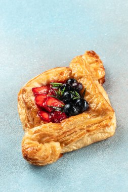 Böğürtlenli lezzetli puf börekleri. Üst Manzara. metin için boşluk kopyala.