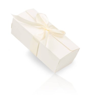 Beyaz arka planda yay olan beyaz hediye kutusu. Tatil hediyesi. Üst görünüm kırpma yolu dahil,