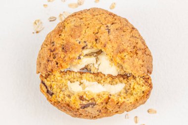 Açık arkaplanda peynirli ev yapımı yulaf ezmeli kurabiyeler..