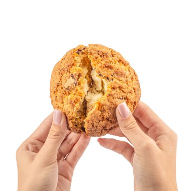 Beyaz arka planda izole edilmiş peynirli tatlı yulaflı kurabiyeler tutan kadın.,