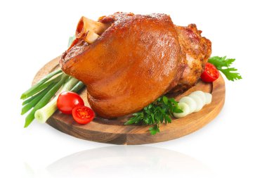 Beyaz arka planda izole edilmiş ahşap bir tahtada kızarmış domuz budu..