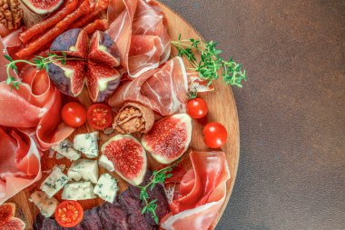 Aperatif tabağı. Kuru jambon, incir ve peynirli jambon dilimleri. metin için yer, üst görünüm.
