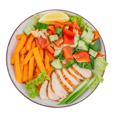Beyaz arka planda izole edilmiş sebze salatalı tavuk filetosu. Sağlıklı yemek, keto diyeti, diyet öğle yemeği konsepti.,