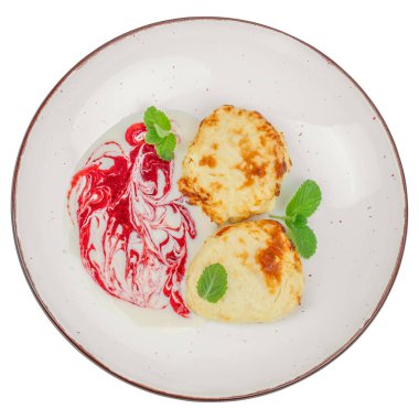 Krem soslu ve reçelli süzme peynir krepleri beyaza izole edilmiş. Besleyici ve sağlıklı kahvaltı kavramı. Üst görünüm.