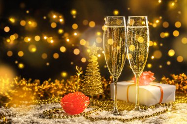 Şenlikli arka planda Bokeh ile kırmızı havyar ve gurme yemekleri olan zarif bir şampanya kadehi. Yeni yıl ve Mutlu Noeller konsepti. Boşluğu kopyala.