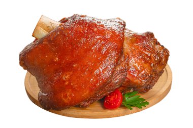 Lezzetli kızarmış domuz budu, kıtır kıtır olmuş Eisbein. Tahtada şölen yemeği. Kızarmış domuz bacağı beyaz arkaplanda izole edilmiş..