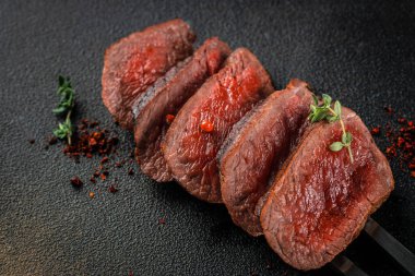 Dilimlenmiş biftekli orta pişmiş. Restoran menüsü, diyet, yemek kitabı tarifi üst görünümü.