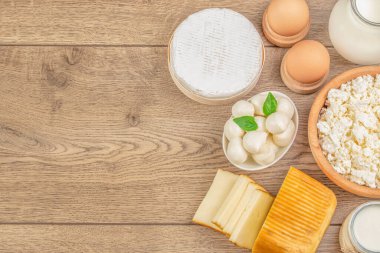 Sütsüz süt ve ahşap arka planda malzemeler. Üst Manzara. Boşluğu kopyala.