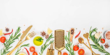 Yemek pişirme geçmişi. Mutfak masasında bitkiler, baharatlar ve sebzeler. Uzun afiş biçimi. Üst Manzara. Boşluğu kopyala.