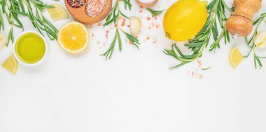 Beyaz masada yemek pişirmek için malzemeler. Yemek pişirme geçmişi. Uzun afiş biçimi. Üst Manzara. Boşluğu kopyala.