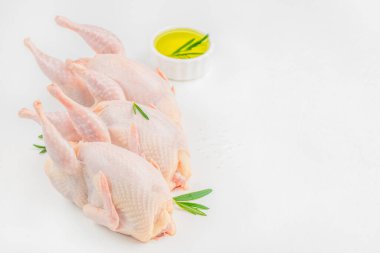 Beyaz arka planda taze organik bıldırcın. kopyalama alanı. ekolojik tarım ürünleri kavramı.