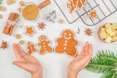 Mutfaktaki kurabiyeleri Mutlu Çocuk dekore ederken ellerinizi kapatın. Noel ve Yeni Yıl tatilleri, aile gelenekleri.