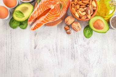 Omega 3 ve Omega 6 'nın besin kaynakları beyaz arka plan görünümünde.