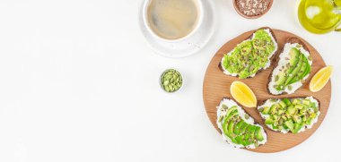 Avokado avokado ve bir fincan kahveyle ekmek kızartır. Beyaz arka plan manzaralı vejetaryen kahvaltı menüsü. Boşluğu kopyala.