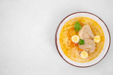 Beyaz arka plan manzaralı bir kasede bıldırcın çorbası ya da çorba. Boşluğu kopyala.