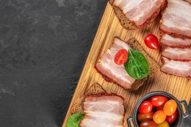 Tahtada domuz jambonlu sandviç, üst manzara. Boşluğu kopyala,