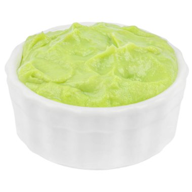 Beyaz arka planda izole edilmiş olgun avokadodan yapılmış guacamole kremalı bir kase..