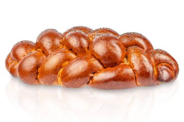 Beyaz arkaplanda izole edilmiş şabat için challah ekmeği.