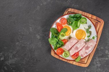 Tavada yumurta, jambon ve salata. Keto kahvaltısı. Manzaralı kahvaltı. metin için boşluk kopyala,