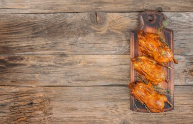 Bitkilerle pişirilmiş bıldırcın. Düz yatıyordu. Üst Manzara. Boş kopyalama alanı.